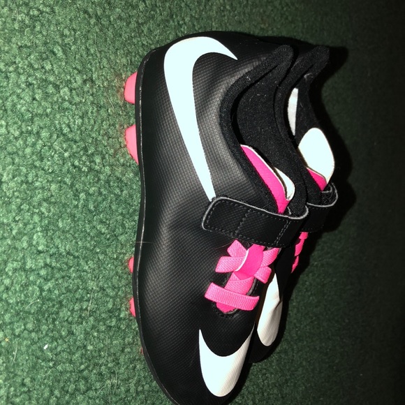 Girl’s Nike Cleat’s - Picture 1 of 4